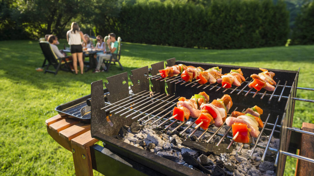 Nettoyer la grille de son barbecue